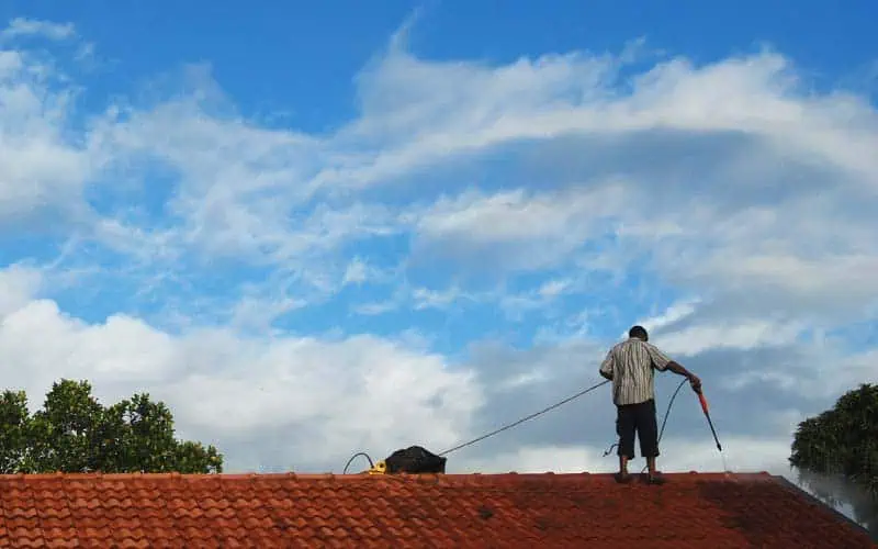 Top 5 Mistakes Florida Homeowners Make When Cleaning Their Roof
